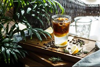 להפוך את הקפה ללימונדה: האם יש יתרונות בשתיית קפה עם מיץ לימון?