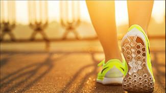 אחת ולתמיד: האם אימון ריצה אכן יעיל יותר מהליכה?
