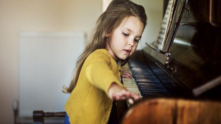 ילדה מנגנת בפסנתר