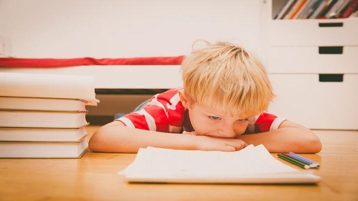 ילד שסובל מהפרעת קשב וריכוז (ADHD)  ומתקשה בהכנת שיעורי בית 
