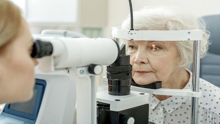 אישה מבוגרת עוברת בדיקת עיניים לאבחון גלאוקומה