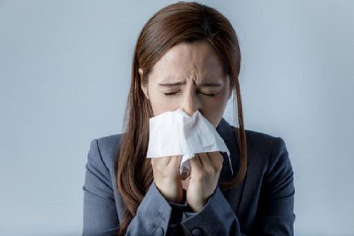 אישה עם זיהום בדרכי הנשימה מטופלת במוקסיפן אמוקסיצילין
