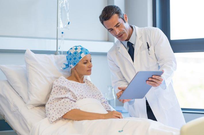 רופא מסביר לאישה חולת סרטן על הטיבול בגמציטאבין