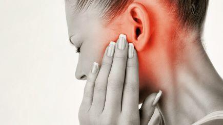 אוטידין אישה סובלת מכאבי אוזניים 